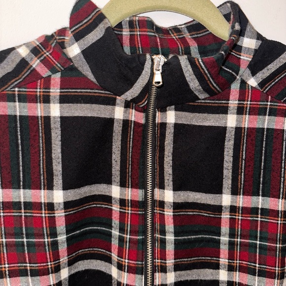 Plaid dress with angled pockets and zippered collar. - Picture 5 of 8